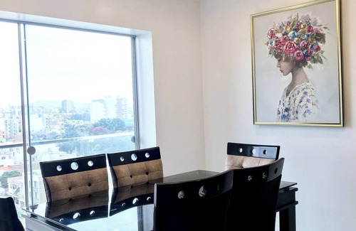 San Fernando Apartment | Estancia Urbana: Vistas Skyline y Confort Moderno