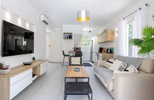 Orient Bay Villa | Esther, Peaceful villa in the heart of Oriental Bay village!