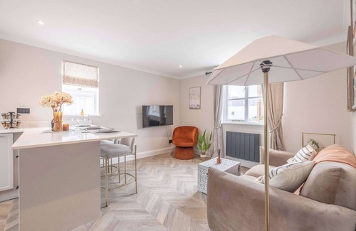 Eton Apartment | Eton Bridge Apartment. Walk To All The Sights w/Parking