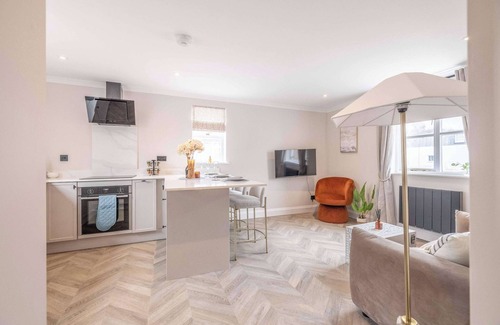 Eton Apartment | Eton Bridge Apartment. Walk To All The Sights w/Parking