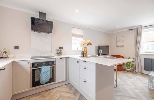 Eton Apartment | Eton Bridge Apartment. Walk To All The Sights w/Parking