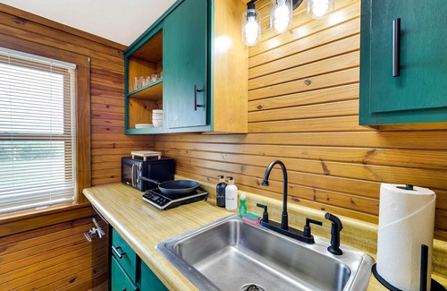 Eureka Springs Apartment | Eureka Springs Cabin Rental ~ 5 Mi to Beaver Lake!