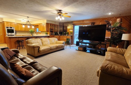 Eagle Rock House | Eureka Springs Safari Park House, huge pool, Sleeps 11 on 4 acres