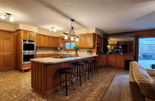 Eagle Rock House | Eureka Springs Safari Park House, huge pool, Sleeps 11 on 4 acres