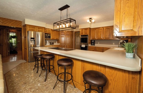 Eagle Rock House | Eureka Springs Safari Park House, huge pool, Sleeps 11 on 4 acres