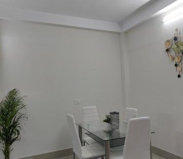 Six Mile House | eVara homEs - home stay