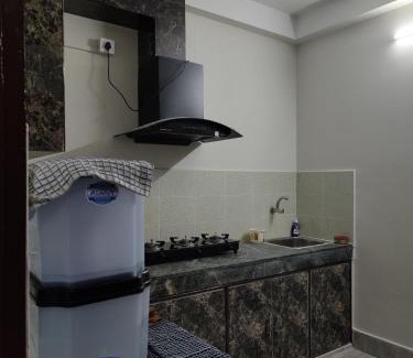 Six Mile House | eVara homEs - home stay
