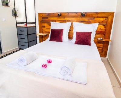 Port-Louis Apartment | Evasion en plein cœur de la ville Studio Jacuzzis Sauna et piscine au centre de Port-Louis