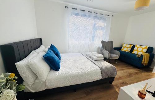 Kenilworth Apartment | EVELYN - KENILWORTH STUDIO FLAT 30m2 - PRIVATE PARKING