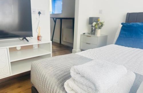 Kenilworth Apartment | EVELYN - KENILWORTH STUDIO FLAT 30m2 - PRIVATE PARKING