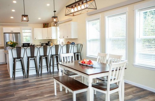 Livingston House | Evergreen Lane Getaway · River Views and Front Porch Sitting in Paradise