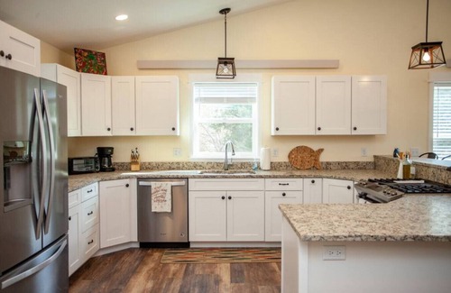 Livingston House | Evergreen Lane Getaway · River Views and Front Porch Sitting in Paradise