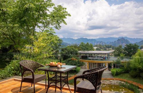Wulingyuan Hotel | Evergreen Retreat-walk to National Forest Park, free pick up service