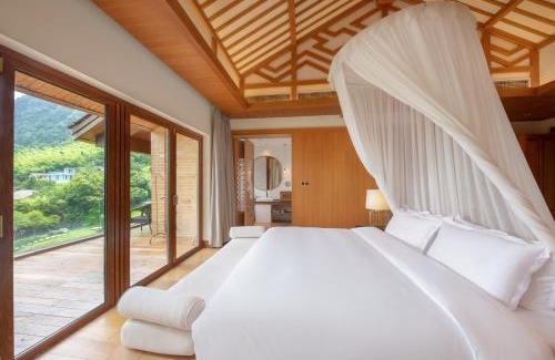 Wulingyuan Hotel | Evergreen Retreat-walk to National Forest Park, free pick up service