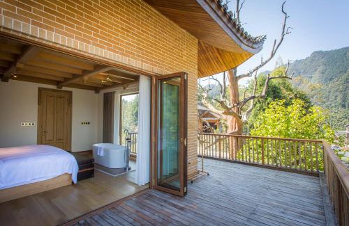 Wulingyuan Hotel | Evergreen Retreat-walk to National Forest Park, free pick up service