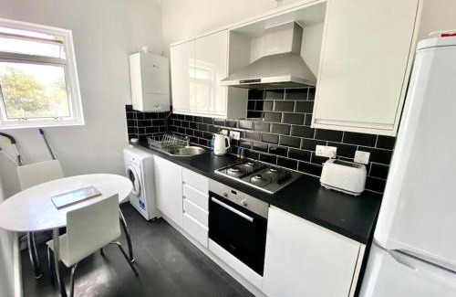 Mile End Apartment | Evo 1 Bedroom Apartment 3 mins walk Mile End Station,Queen Mary University, Hospital