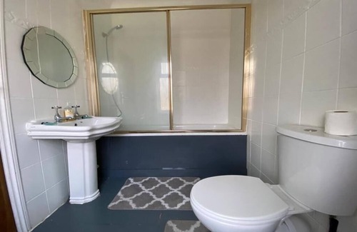 Gravesend Apartment | Evo View- 4 guests 2 bedrooms 2 double beds 1 bathroom Smart TV