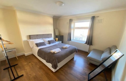 Gravesend Apartment | Evo View- 4 guests 2 bedrooms 2 double beds 1 bathroom Smart TV