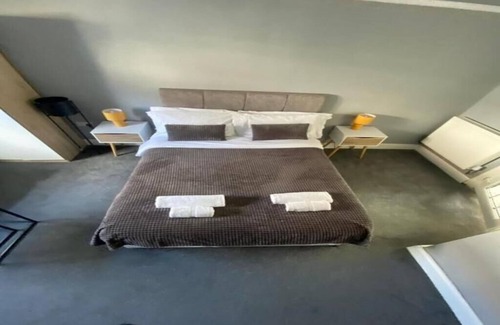 Gravesend Apartment | Evo Zen - 1 Bedroom Apartment, Sleeps -2, 2 minute walk to Gravesend Station