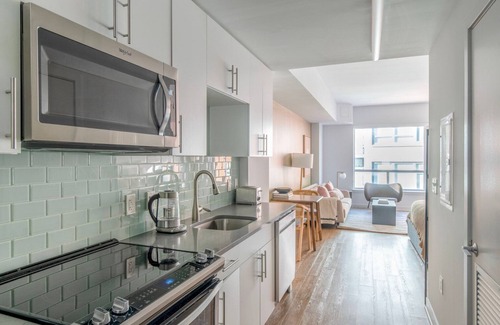 Mount Vernon Triangle Apartment | Excellent Mount Vernon Studio w/Roof Pool, nr Nightlife, by Blueground