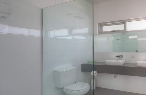 Port Fairy House | Excellent value for multiple families. Right behind the Surf Club.