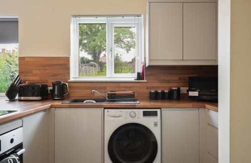 High Hazels Apartment | Exceptional 3 bed house, homely comforts, Close to KFC McDonalds ASDA ALDI and city centre