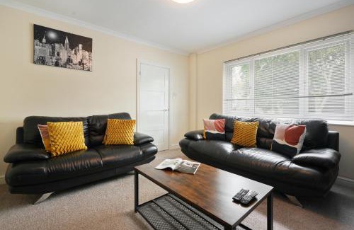 High Hazels Apartment | Exceptional 3 bed house, homely comforts, Close to KFC McDonalds ASDA ALDI and city centre