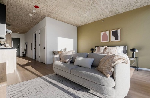 West Loop Apartment | Exceptional West Loop Studio w/Gym & Grills, nr Park, by Blueground
