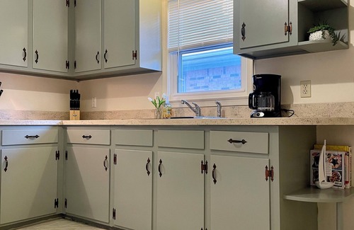 Northeast Virginia Beach House | Exceptionally clean cottage steps away to private beach!