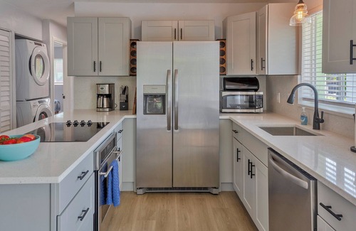 Dunedin Condo | Exceptionally Clean Comfy King Beds 1 Mi 2 Honeymoon Island Beach Pass Included