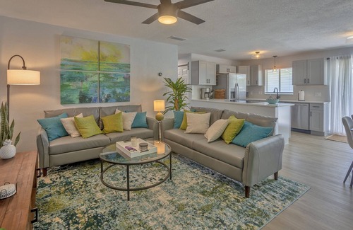 Dunedin Condo | Exceptionally Clean Comfy King Beds 1 Mi 2 Honeymoon Island Beach Pass Included
