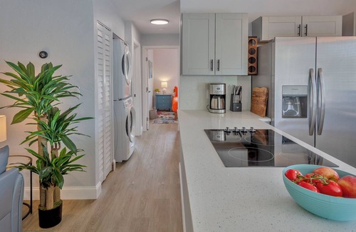 Dunedin Condo | Exceptionally Clean Comfy King Beds 1 Mi 2 Honeymoon Island Beach Pass Included