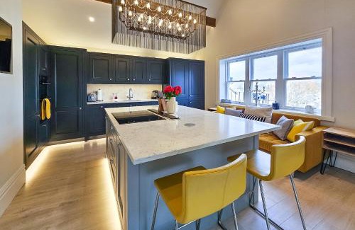 Harrogate Apartment | Exclusive 3 Bedroom Penthouse - 2 Bath & Mezzanine