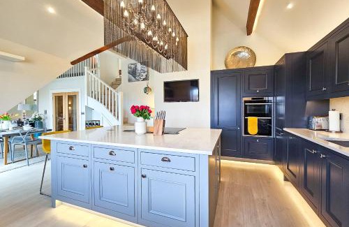 Harrogate Apartment | Exclusive 3 Bedroom Penthouse - 2 Bath & Mezzanine