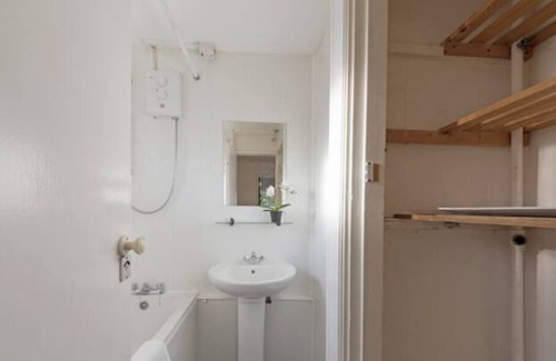 Hatfield Apartment | Exclusive 4BR House with Free Parking At Hatfield