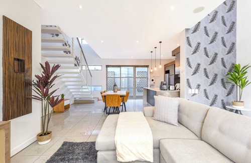 Greater Johannesburg Metropolitan Area Apartment | Exclusive Bauhaus Family Haven in Melrose