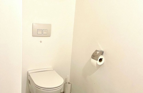 Grinzing Apartment | Exclusive Double Room With Balcony above Citygate Shopping-Metro access-Parking