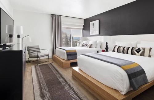 Wilson Hotel | Exclusive Jackson Hole Mountain Retreat – Gravity Haus, 3 Units, Two Queens