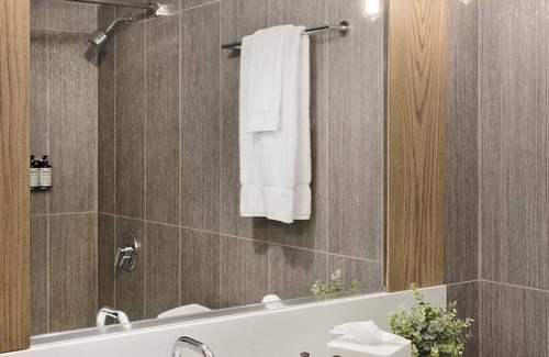 Wilson Hotel | Exclusive Jackson Hole Mountain Retreat – Gravity Haus, 3 Units, Two Queens