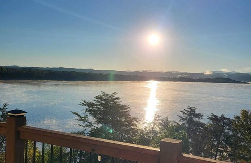 Dandridge House | Exclusive Lakefront Retreat - nSpacious 5 bdr house in Dandridge on Douglas Lake