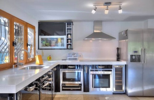 Cap-d'Antibes House | Exclusive, Modern & private Compound by the Sea