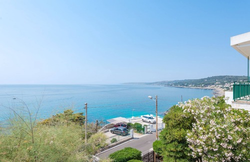 Castro Marina Apartment | Exclusive new apartment, 30 mt. Sea, herrl. Panoramic sea, Covered. gr. Terrace