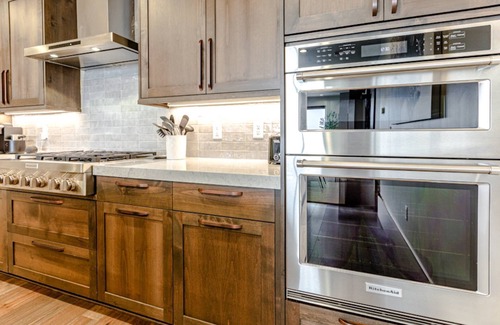 Hideout Condo | *Exclusive Offer–Complimentary Ski Rental* New Modern Ski Home | Private Hot Tub | 10 Mins to Lifts