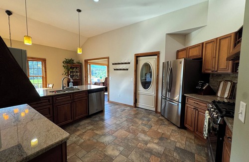 North Pole House | EXCLUSIVE Retreat- Red Dog Ranch- 120+ PRIVATE acres, Pet Friendly!