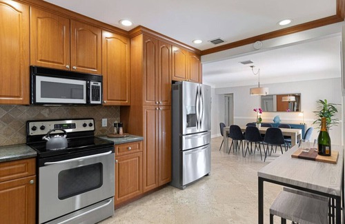 Coral Ridge Isles Villa | Exclusive Tropical Villa-Heated Pool&Outdoor Oasis