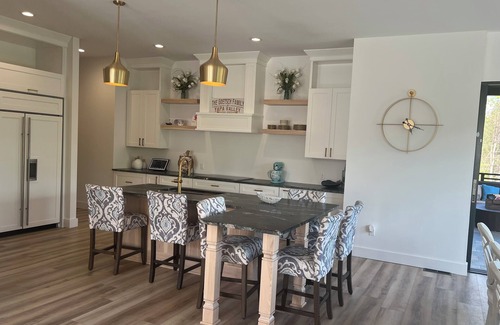 Portage House | Exec Retreat 6 King/1 Queen/2.5 Bath. Huge Pool; 13 acres