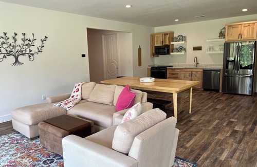 Portage House | Exec Retreat 6 King/1 Queen/2.5 Bath. Huge Pool; 13 acres