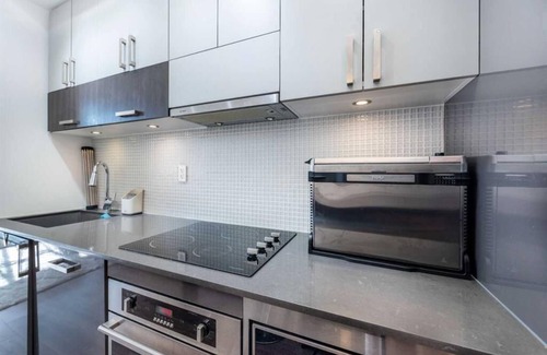 East Village Apartment | Executive 1-Bed + Office Loft – Prime Riverfront, Gym, Near Stampede & City Life