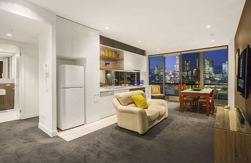 Southbank Apartment | Executive 2 Bed/1 Bath with Balcony Freshwater Place
