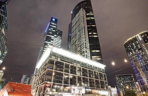 Southbank Apartment | Executive 2 Bed/1 Bath with Balcony Freshwater Place